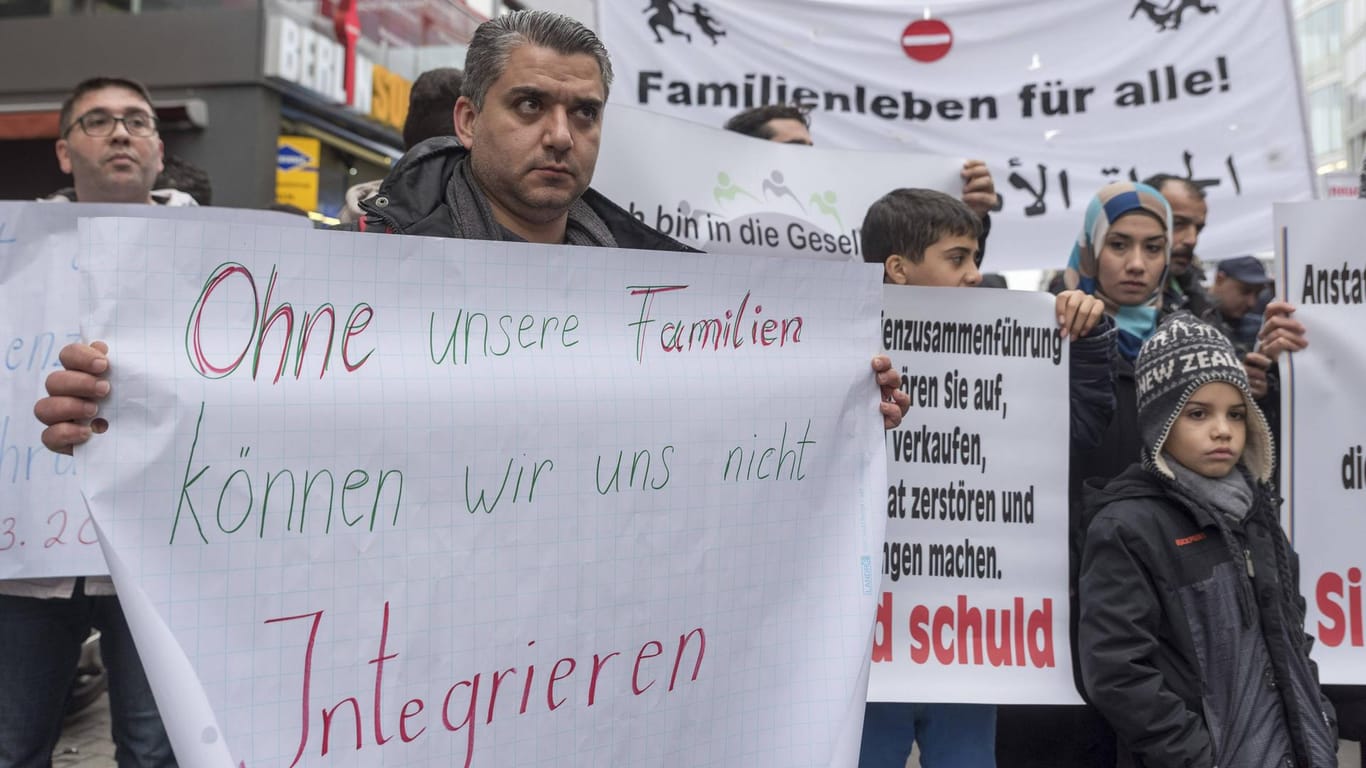 Demonstration für Familiennachzug in Berlin im Januar: Asylverbände üben scharfe Kritik am Gesetzentwurf der Bundesregierung.