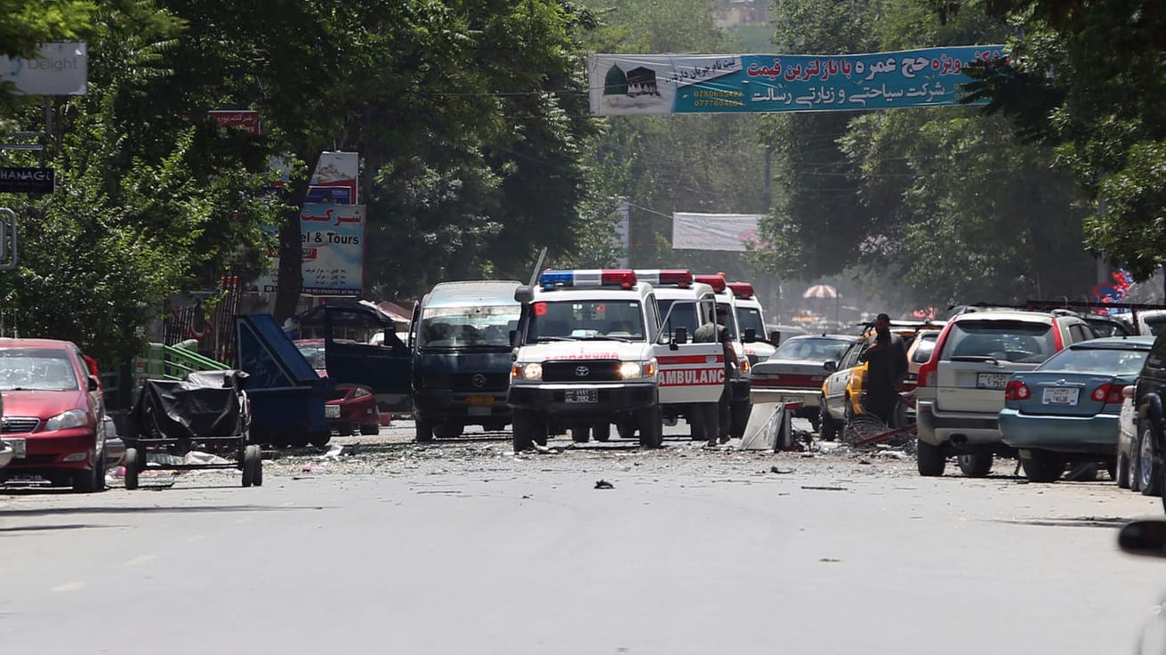Krankenwagen am Ort eines Selbstmordanschlags in Kabul: Vier Attentäter sprengten sich in der afghanischen Hauptstadt in die Luft. Krankenwagen am Ort eines Selbstmordanschlags in Kabul: Vier Attentäter sprengten sich in der afghanischen Hauptstadt in die Luft.