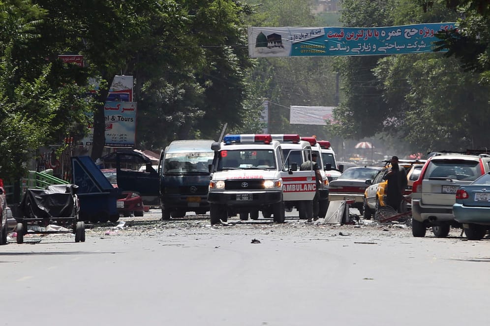 Krankenwagen am Ort eines Selbstmordanschlags in Kabul: Vier Attentäter sprengten sich in der afghanischen Hauptstadt in die Luft.