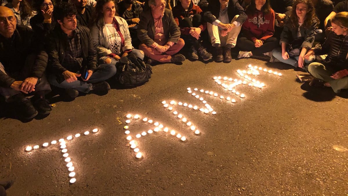 "Genug": Nach Erdogans Ausspruch war die Botschaft "TAMAM" auch an der medizinischen Fakultät der staatlichen Universität in Istanbul zu lesen. Rasit Tükel, Präsident der türkischen Ärztekammer, verbreitete das Foto auf Twitter. "Genug": Nach Erdogans Ausspruch war die Botschaft "TAMAM" auch an der medizinischen Fakultät der staatlichen Universität in Istanbul zu lesen. Rasit Tükel, Präsident der türkischen Ärztekammer, verbreitete das Foto auf Twitter.