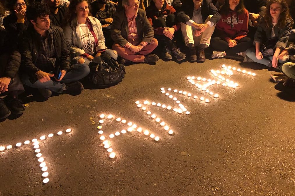 "Genug": Nach Erdogans Ausspruch war die Botschaft "TAMAM" auch an der medizinischen Fakultät der staatlichen Universität in Istanbul zu lesen. Rasit Tükel, Präsident der türkischen Ärztekammer, verbreitete das Foto auf Twitter.