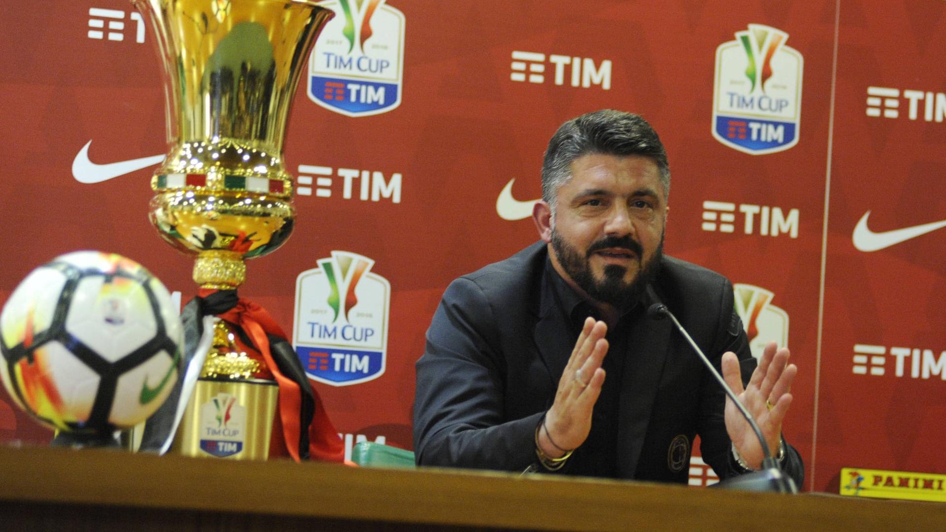 Gennaro Gattuso bei der Pressekonferenz, bei der er von der Schnecke erzählte. Gennaro Gattuso bei der Pressekonferenz, bei der er von der Schnecke erzählte.