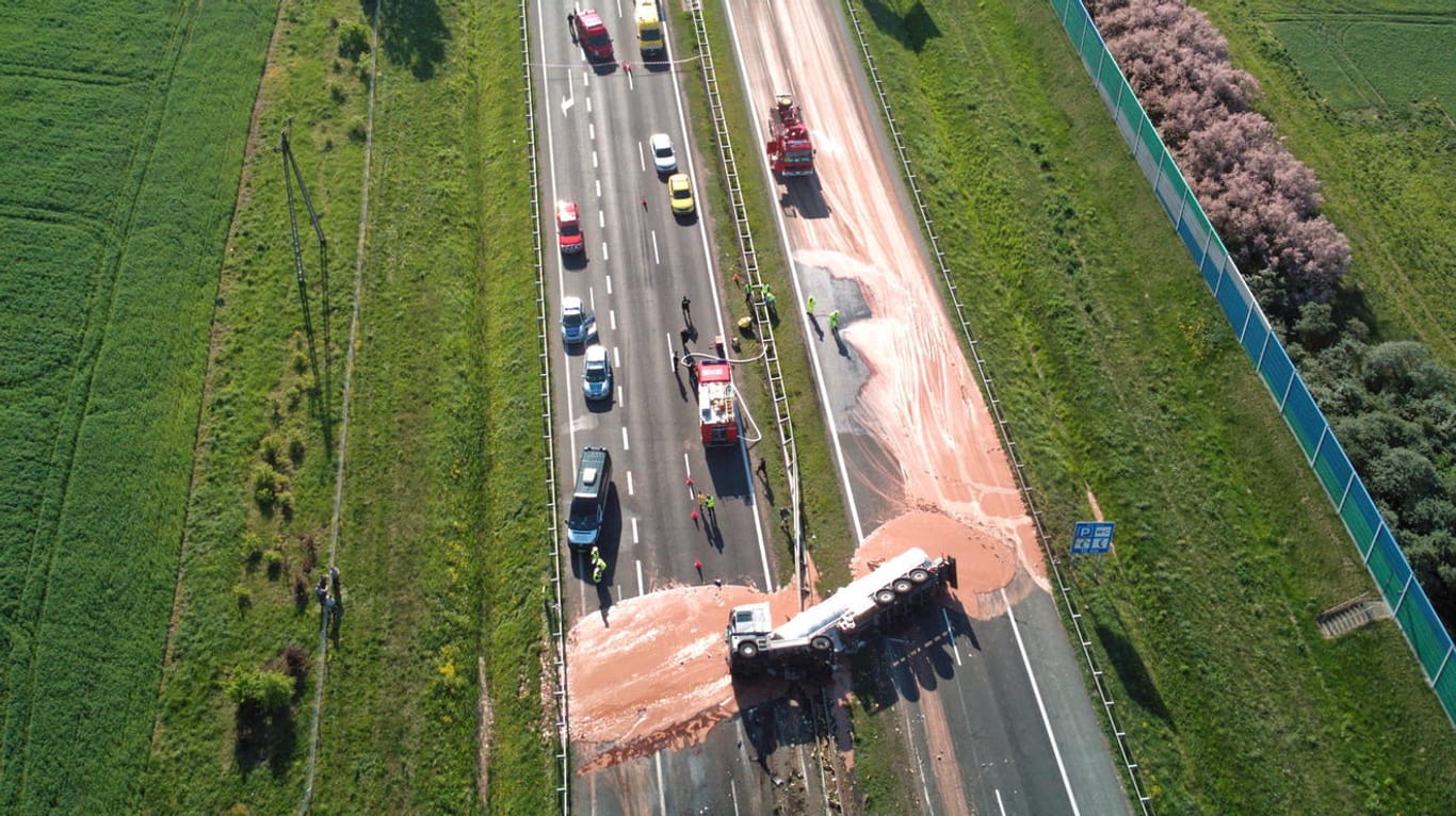 Kurioser Unfall in Polen: Ein umgekippter LKW liegt inmitten der ausgelaufenen flüssigen Schokolade auf der mittleren Leitplanke der Autobahn A2 östlich von Posen.