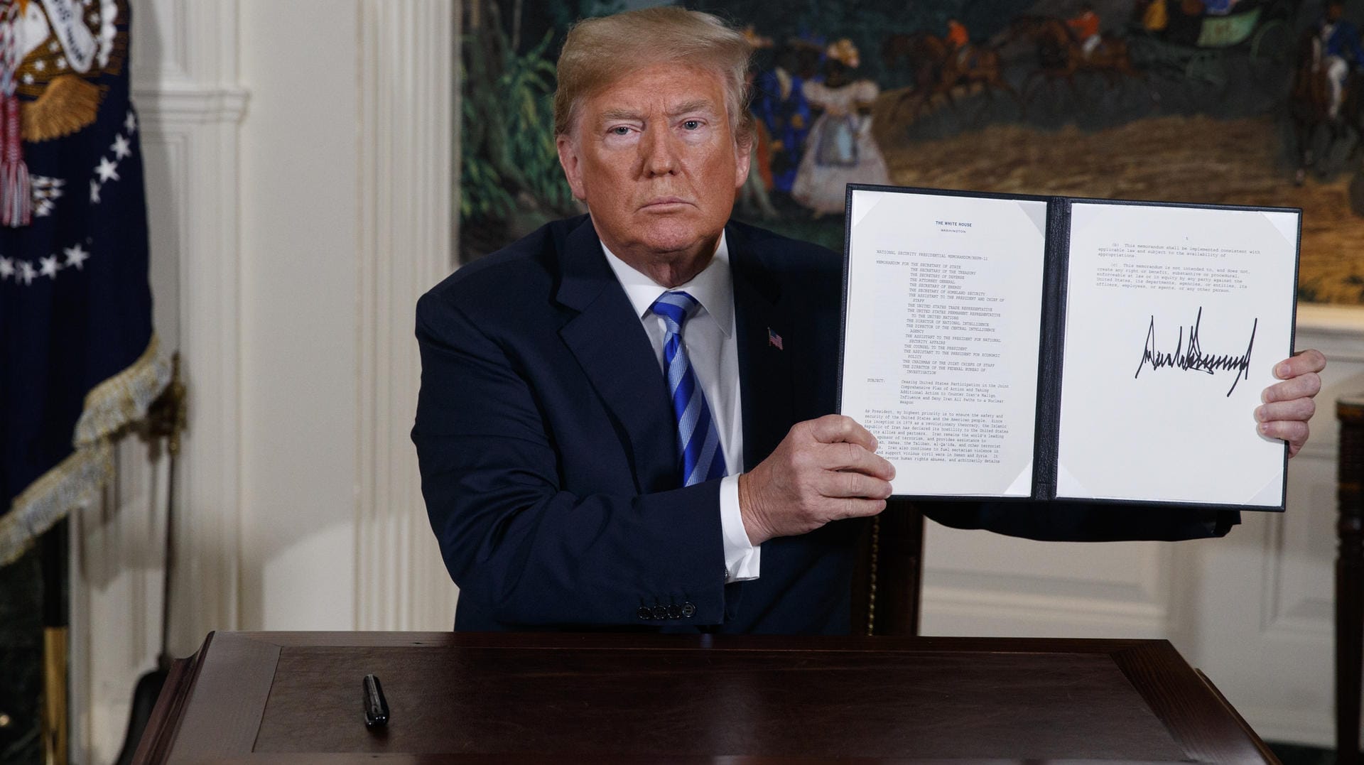 Donald Trump: Der US-Präsident unterzeichnet eine Erklärung zum Ausstieg aus dem Atomdeal mit dem Iran. Donald Trump: Der US-Präsident unterzeichnet eine Erklärung zum Ausstieg aus dem Atomdeal mit dem Iran.