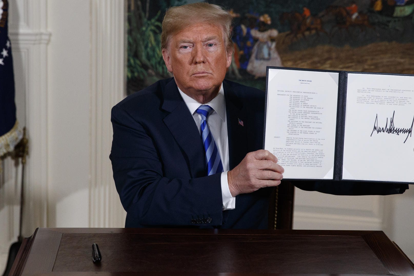 Donald Trump: Der US-Präsident unterzeichnet eine Erklärung zum Ausstieg aus dem Atomdeal mit dem Iran.