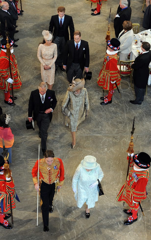 Immer schön der Reihe nach: Ganz hinten neben Prinz Harry ordnet sich nun Herzogin Meghan ein.