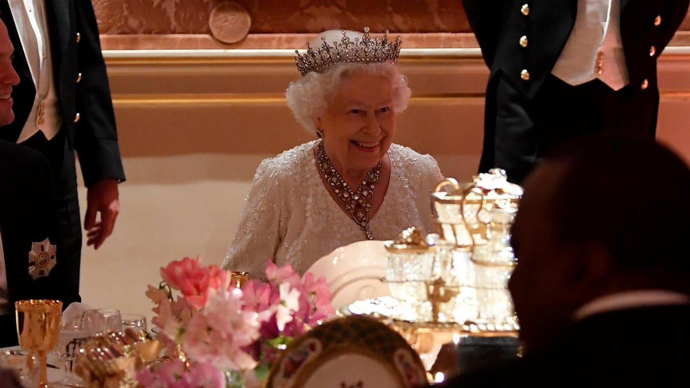 Schnelles Dinner: Wer mit der Queen speist, muss aufhören, wenn die Monarchin fertig ist – das soll ziemlich flott gehen.