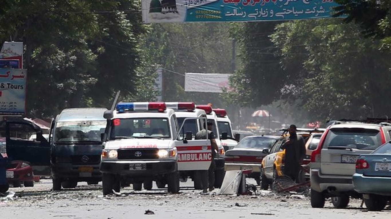 Notarztwagen parken an der Stelle eines Selbstmordanschlags im Zentrum der afghanischen Hauptstadt Kabul.