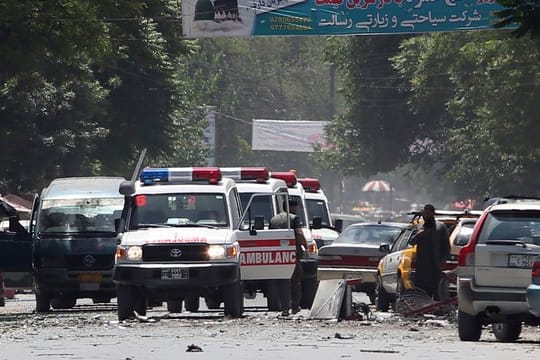 Notarztwagen parken an der Stelle eines Selbstmordanschlags im Zentrum der afghanischen Hauptstadt Kabul.