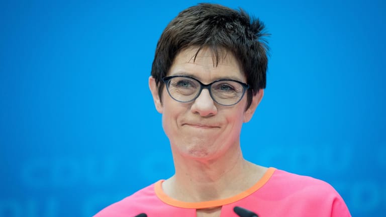 Annegret Kramp-Karrenbauer: Die CDU-Generalsekretärin warnte davor, dass durch die Ehe für alle "das Fundament unseres gesellschaftlichen Zusammenhalts nicht schleichend erodiert".