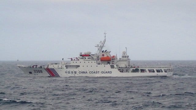 Ein Schiff der chinesischen Küstenwache in der Nähe der umstrittenen Inseln im ostchinesischen Meer. Ein Schiff der chinesischen Küstenwache in der Nähe der umstrittenen Inseln im ostchinesischen Meer.
