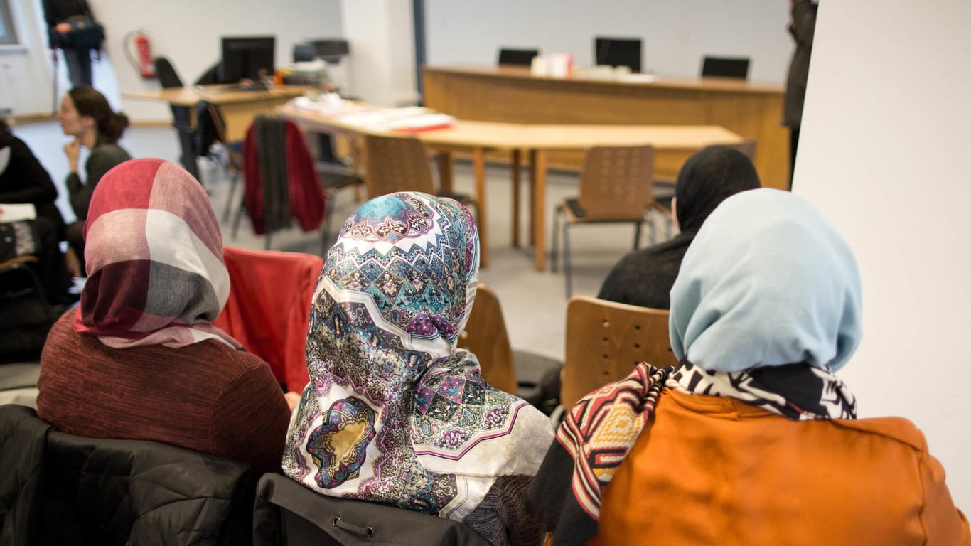 Berlin: Frauen mit Kopftüchern sitzen im Berliner Arbeitsgericht, wo über das Kopftuchverbot für Lehrerinnen an Berliner Schulen am in Berlin verhandelt wurde.