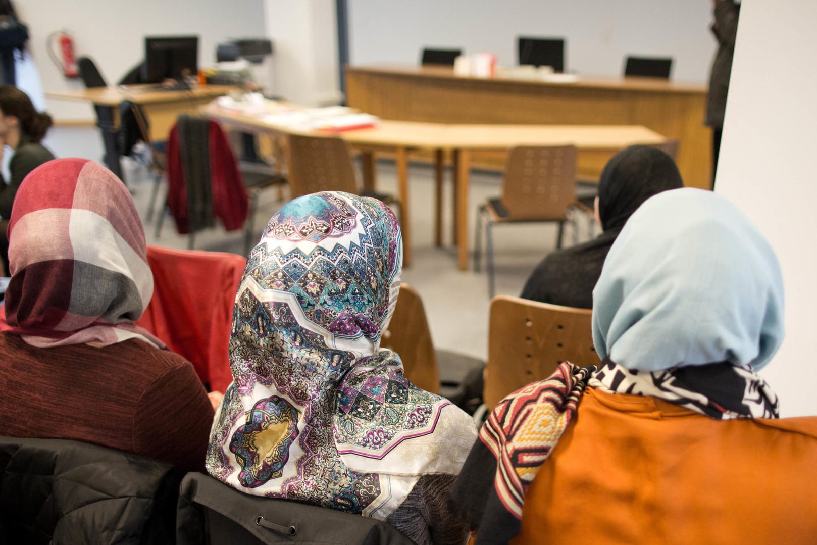 Berlin: Frauen mit Kopftüchern sitzen im Berliner Arbeitsgericht, wo über das Kopftuchverbot für Lehrerinnen an Berliner Schulen am in Berlin verhandelt wurde.