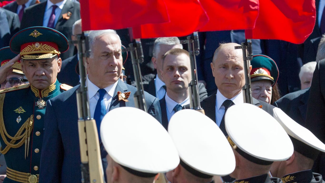 Tag des Sieges: Zusammen mit dem israelischen Regierungschef Benjamin Netanjahu (2. v. l.)nahm Russlands Präsident Wladimir Putin die alljährliche Parade zum Sieg über Hitler-Deutschland 1945 ab.