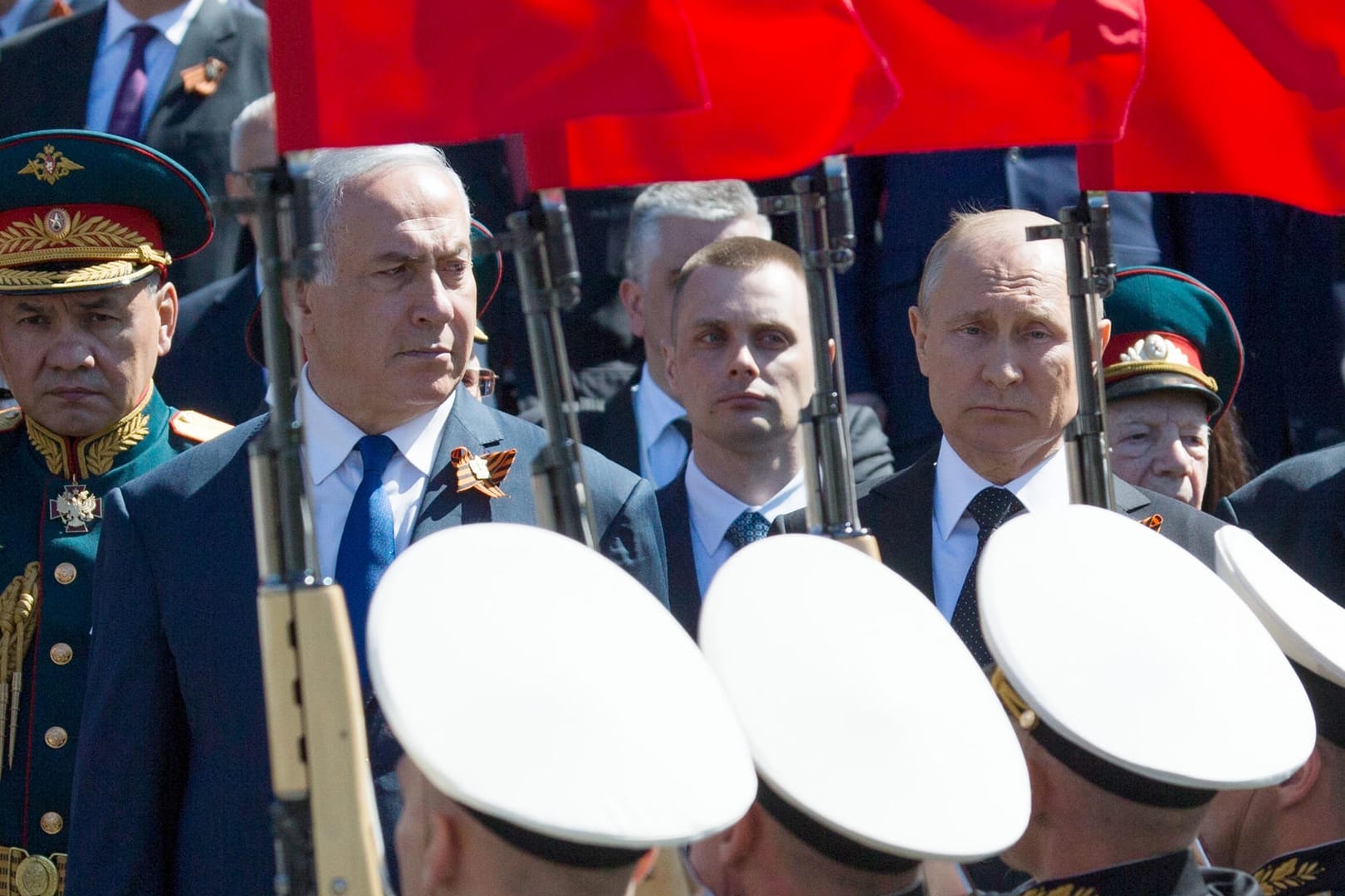 Tag des Sieges: Zusammen mit dem israelischen Regierungschef Benjamin Netanjahu (2. v. l.)nahm Russlands Präsident Wladimir Putin die alljährliche Parade zum Sieg über Hitler-Deutschland 1945 ab.