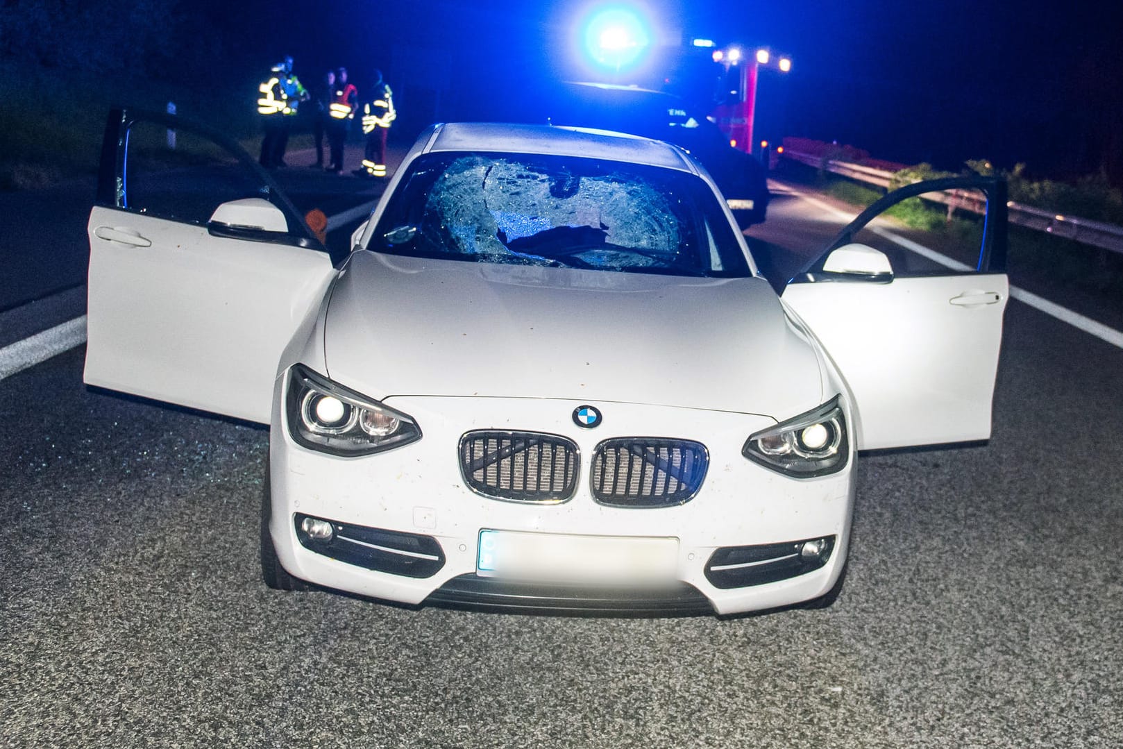 Das beschädigte Auto nach dem Steinwurf: Die Fahrerin kam schwer verletzt ins Krankenhaus.
