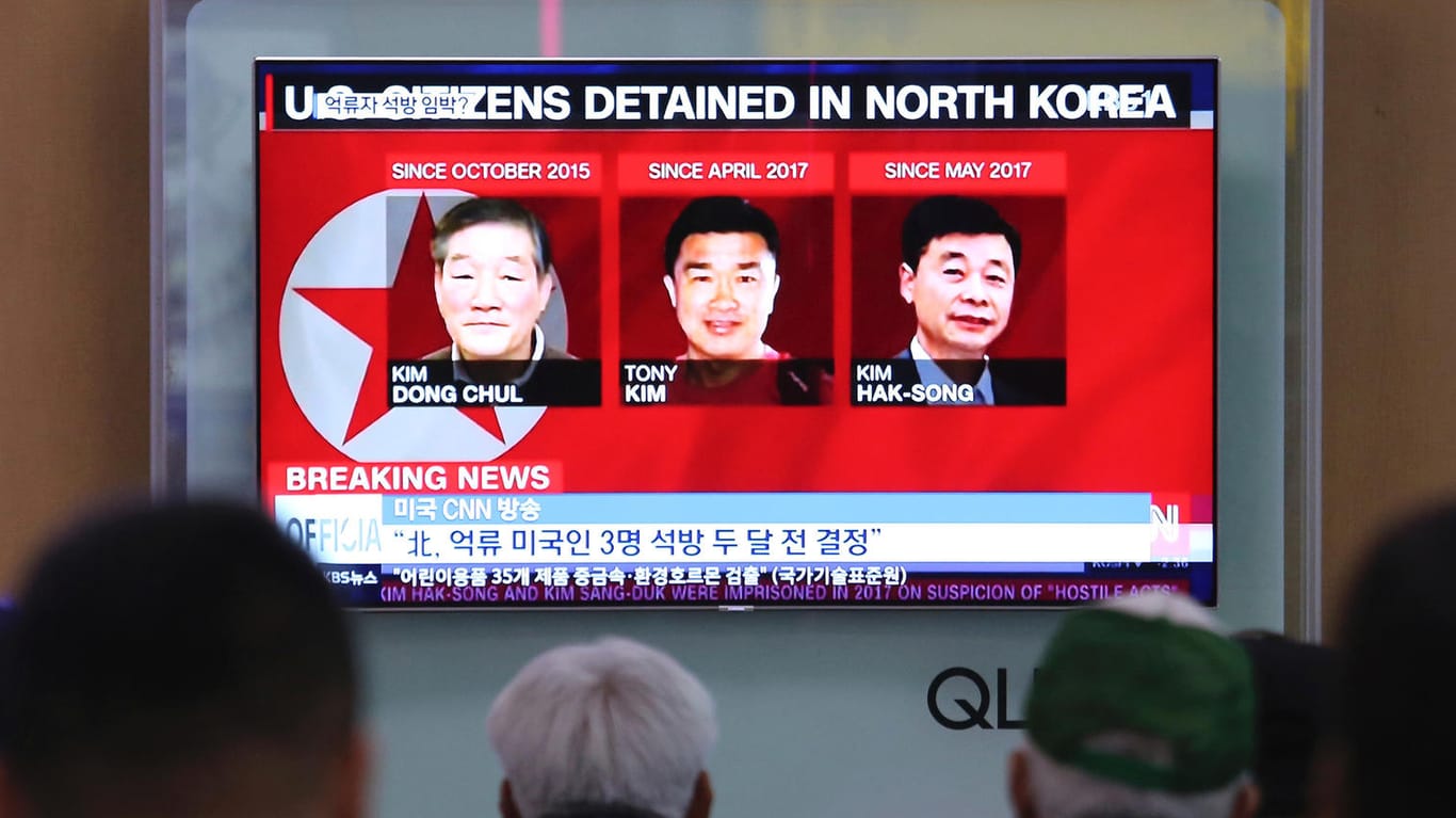 Zuschauer in Südkorea sehen die Nachricht im TV: Kim Dong Chul (von links), Tony Kim und Kim Hak Song wurden von Nordkorea freigelassen.