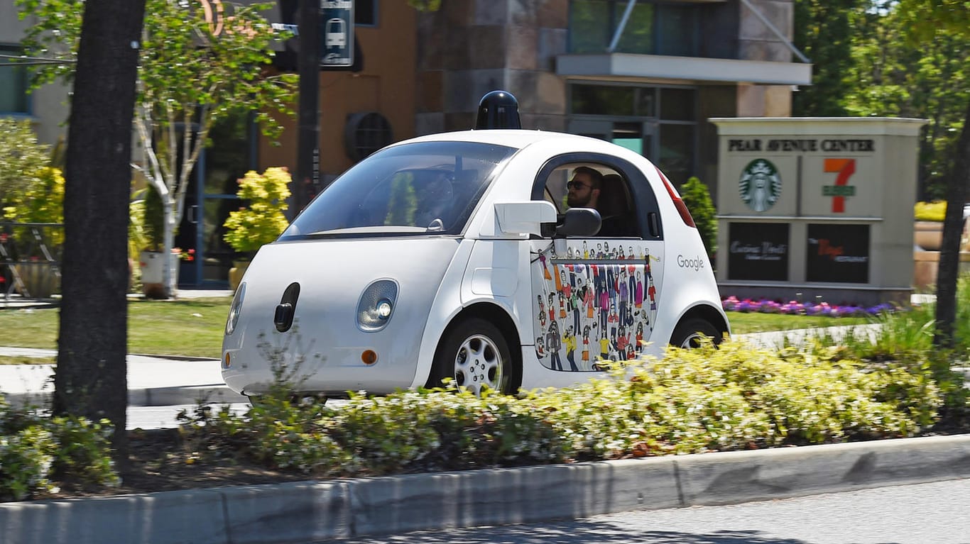 Ein selbstfahrendes Google-Auto in den USA: Künstliche Intelligenz wird weltweit immer mehr gefördert.