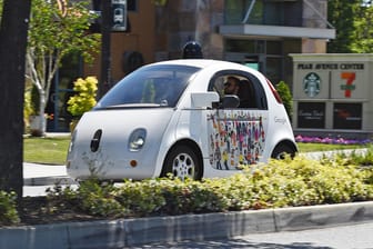 Ein selbstfahrendes Google-Auto in den USA: Künstliche Intelligenz wird weltweit immer mehr gefördert.