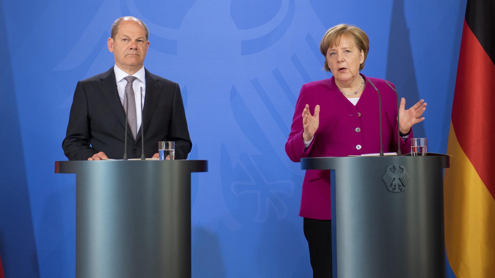 Olaf Scholz und Angela Merkel: Die Bundeskanzlerin bewertet den Zustand der Bundeswehr als "unbefriedigend", Scholz will helfen. Olaf Scholz und Angela Merkel: Die Bundeskanzlerin bewertet den Zustand der Bundeswehr als "unbefriedigend", Scholz will helfen.