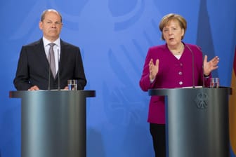 Olaf Scholz und Angela Merkel: Die Bundeskanzlerin bewertet den Zustand der Bundeswehr als "unbefriedigend", Scholz will helfen.