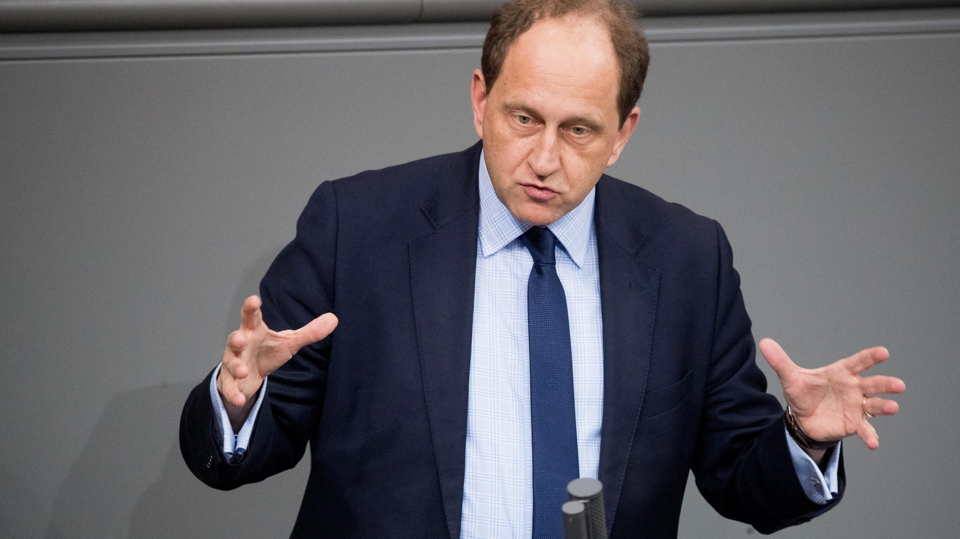 Alexander Graf Lambsdorff (FDP) sieht die Gefahr, dass auch deutsche Unternehmen von US-Sanktionen gegen den Iran betroffen sind.