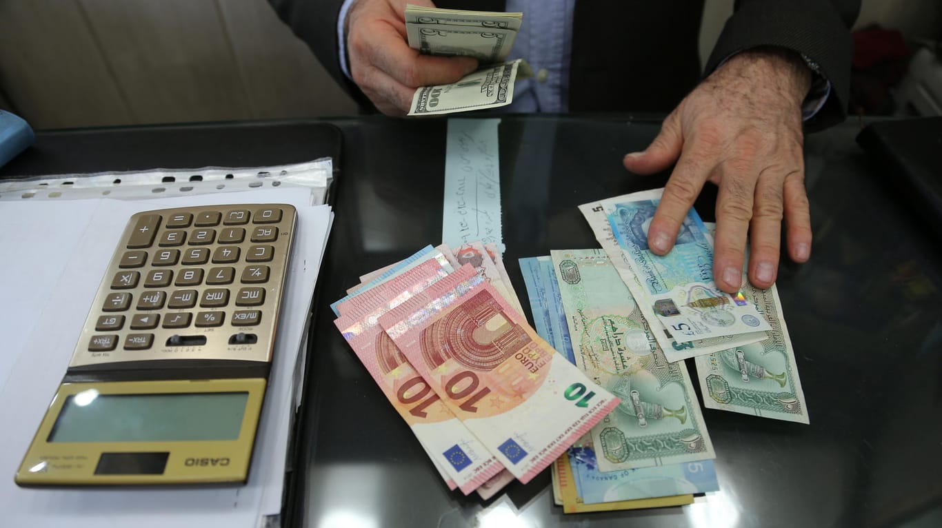 Dollar und Euro für Rial: Die Weltwährungen stehen im Iran aktuell hoch im Kurs.