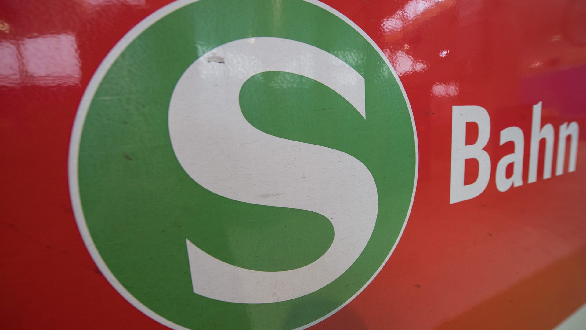 S-Bahn Frankfurt: Die Polizei sucht mit Bildern einer Überwachungskamera nach einem Angreifer. S-Bahn Frankfurt: Die Polizei sucht mit Bildern einer Überwachungskamera nach einem Angreifer.