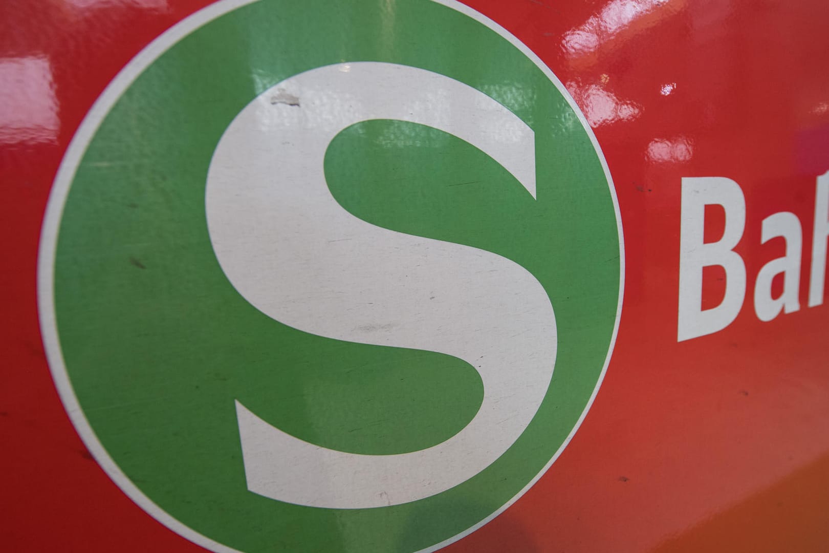 S-Bahn Frankfurt: Die Polizei sucht mit Bildern einer Überwachungskamera nach einem Angreifer.