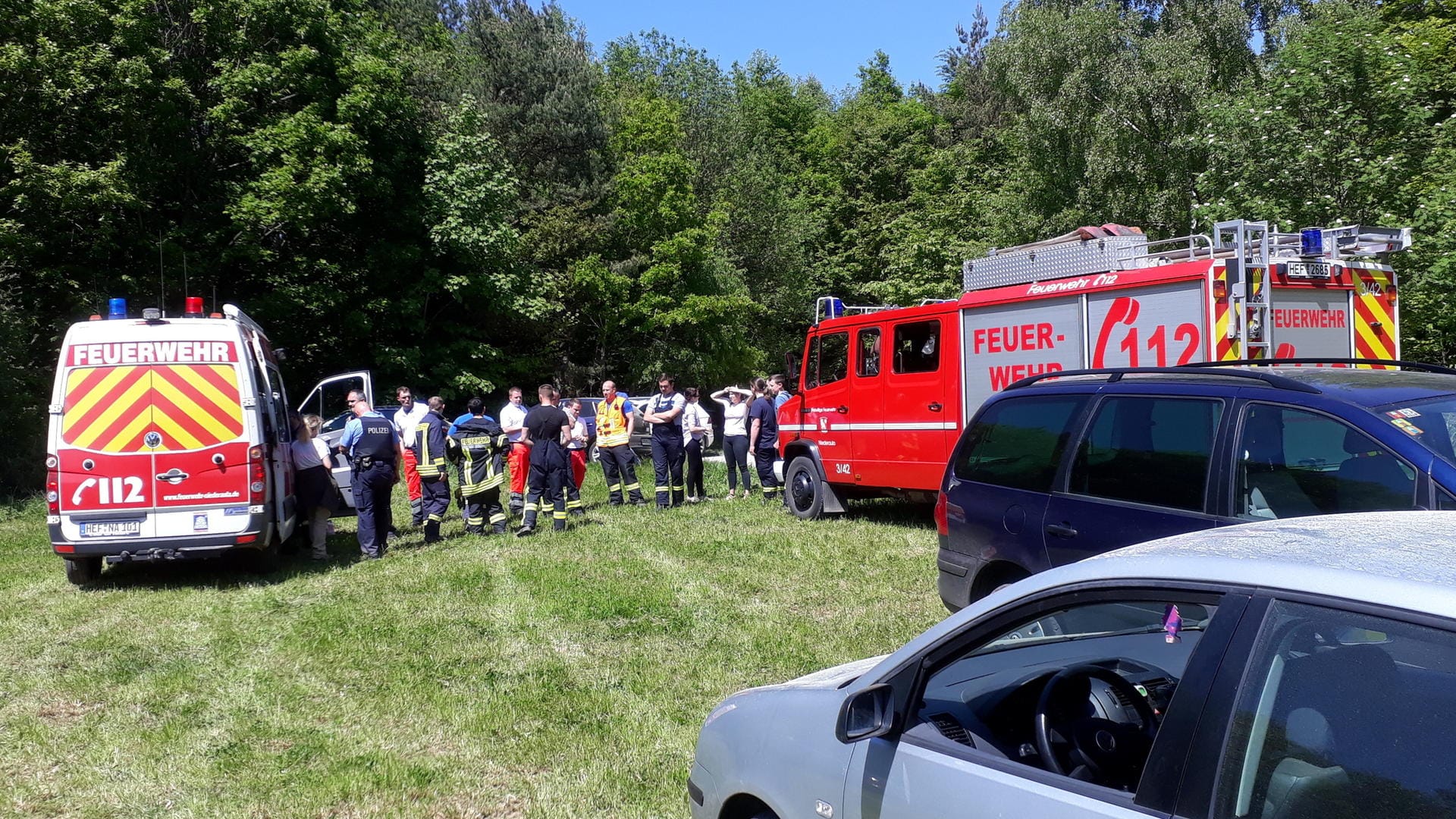 Einsatzkräfte bei der Suche nach den vermissten Mädchen: Ein Jäger fand die Kinder vier Kilometer weit entfernt.