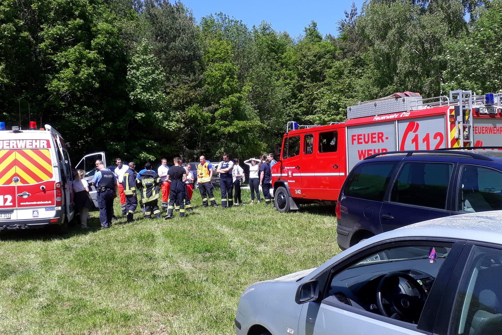 Einsatzkräfte bei der Suche nach den vermissten Mädchen: Ein Jäger fand die Kinder vier Kilometer weit entfernt.