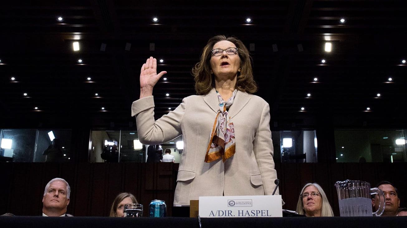 Absage an Folter: Gina Haspel legt vor ihrer Aussage vor dem Geheimdienstausschuss des US-Senats den Eid ab. Absage an Folter: Gina Haspel legt vor ihrer Aussage vor dem Geheimdienstausschuss des US-Senats den Eid ab.