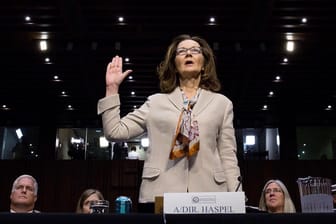 Absage an Folter: Gina Haspel legt vor ihrer Aussage vor dem Geheimdienstausschuss des US-Senats den Eid ab.
