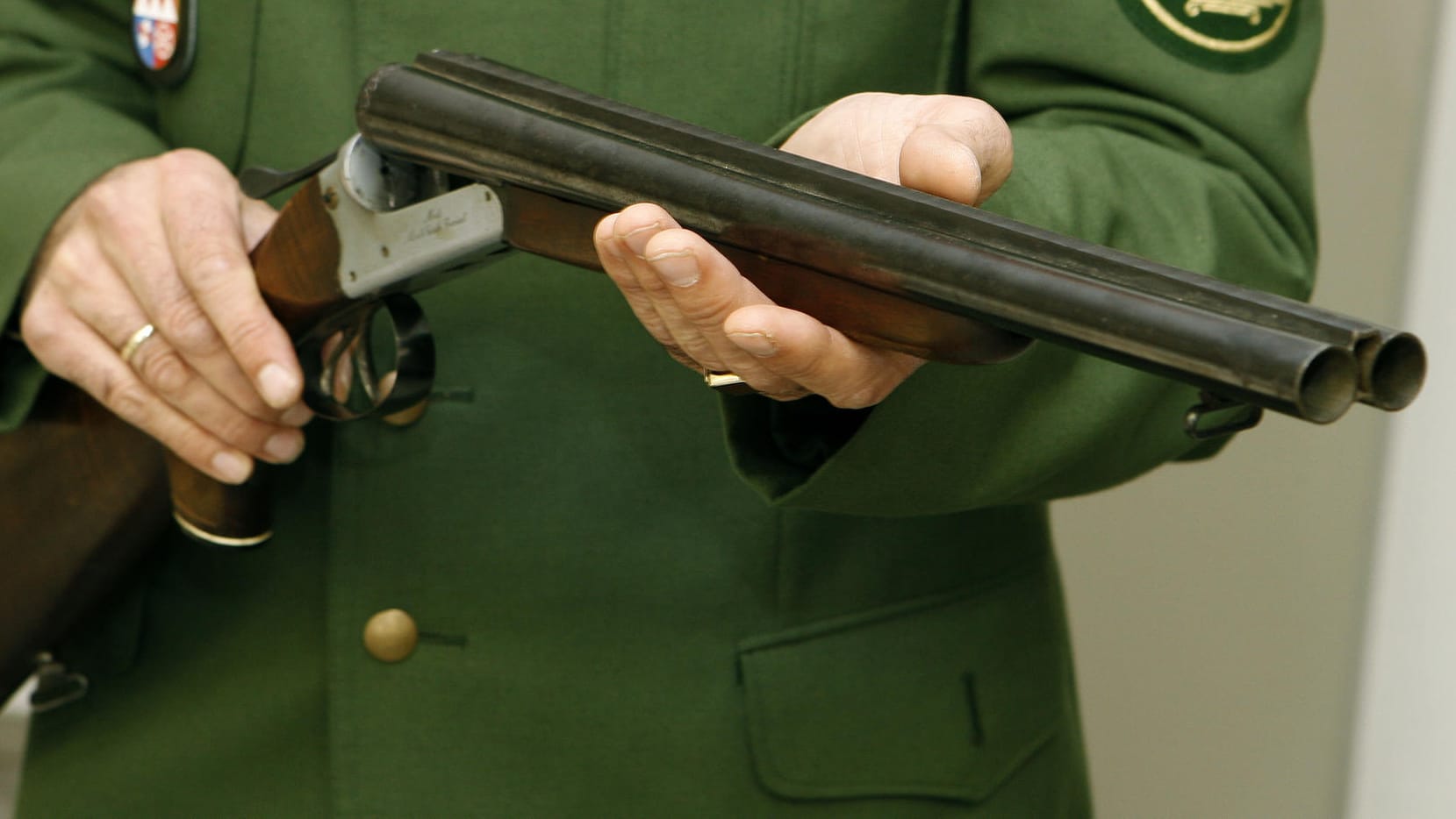 Ein Polizist hält eine Schrotflinte: In Österreich wurde ein Junge aus bisher ungeklärter Ursache angeschossen. (Symbolbild) Ein Polizist hält eine Schrotflinte: In Österreich wurde ein Junge aus bisher ungeklärter Ursache angeschossen. (Symbolbild)