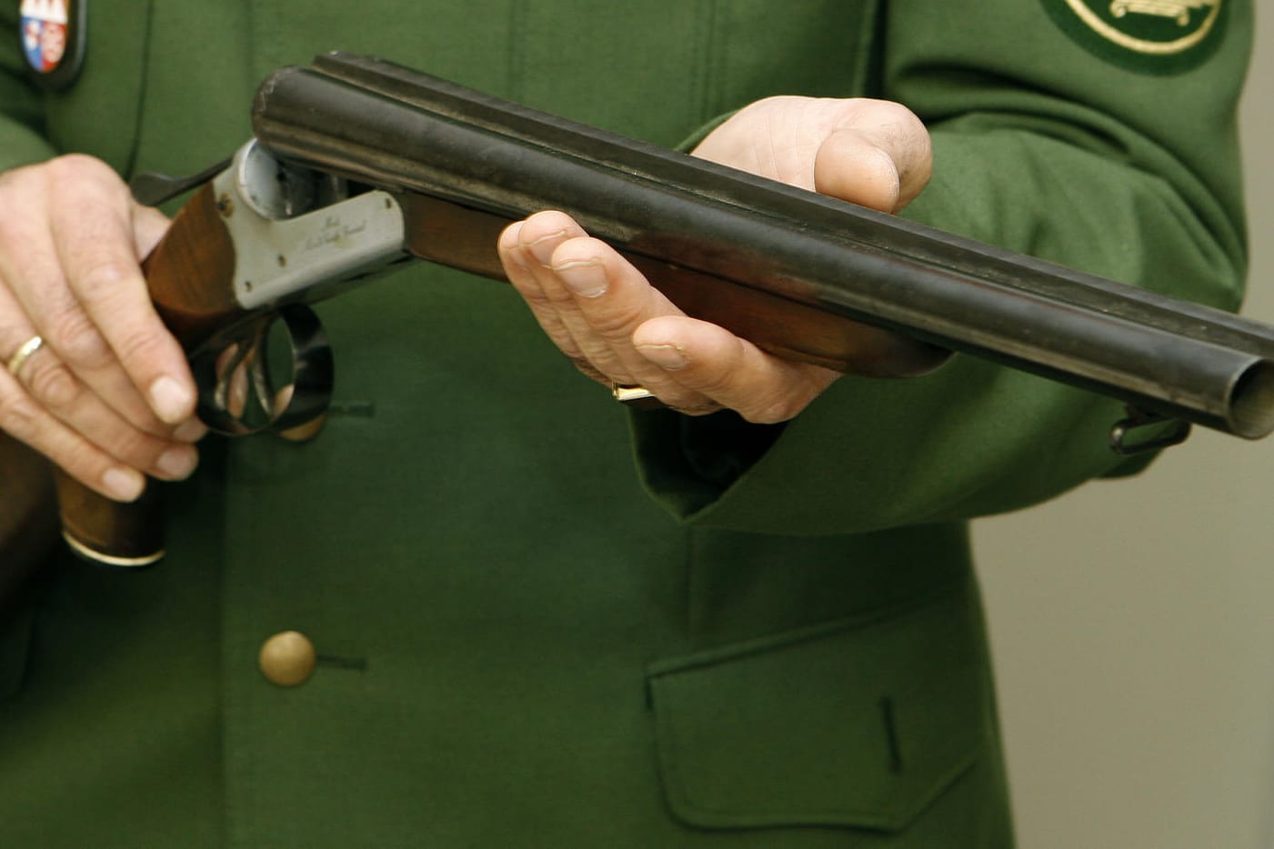 Ein Polizist hält eine Schrotflinte: In Österreich wurde ein Junge aus bisher ungeklärter Ursache angeschossen. (Symbolbild)