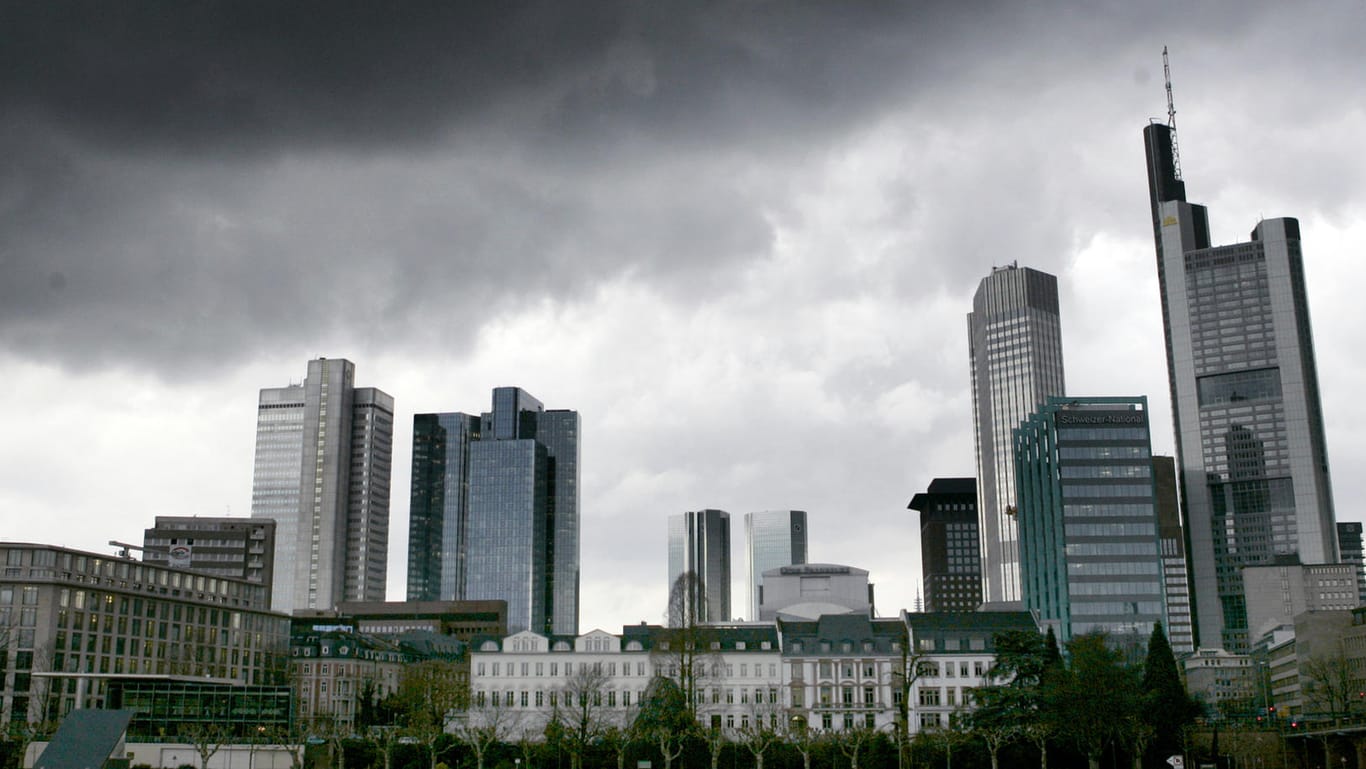 Dunkle Regenwolken über der Skyline Frankfurts: Der Chef des Euro-Rettungsschirms ESM, Klaus Regling, plädiert für Reformen – bevor es zu spät ist.