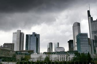 Dunkle Regenwolken über der Skyline Frankfurts: Der Chef des Euro-Rettungsschirms ESM, Klaus Regling, plädiert für Reformen – bevor es zu spät ist.