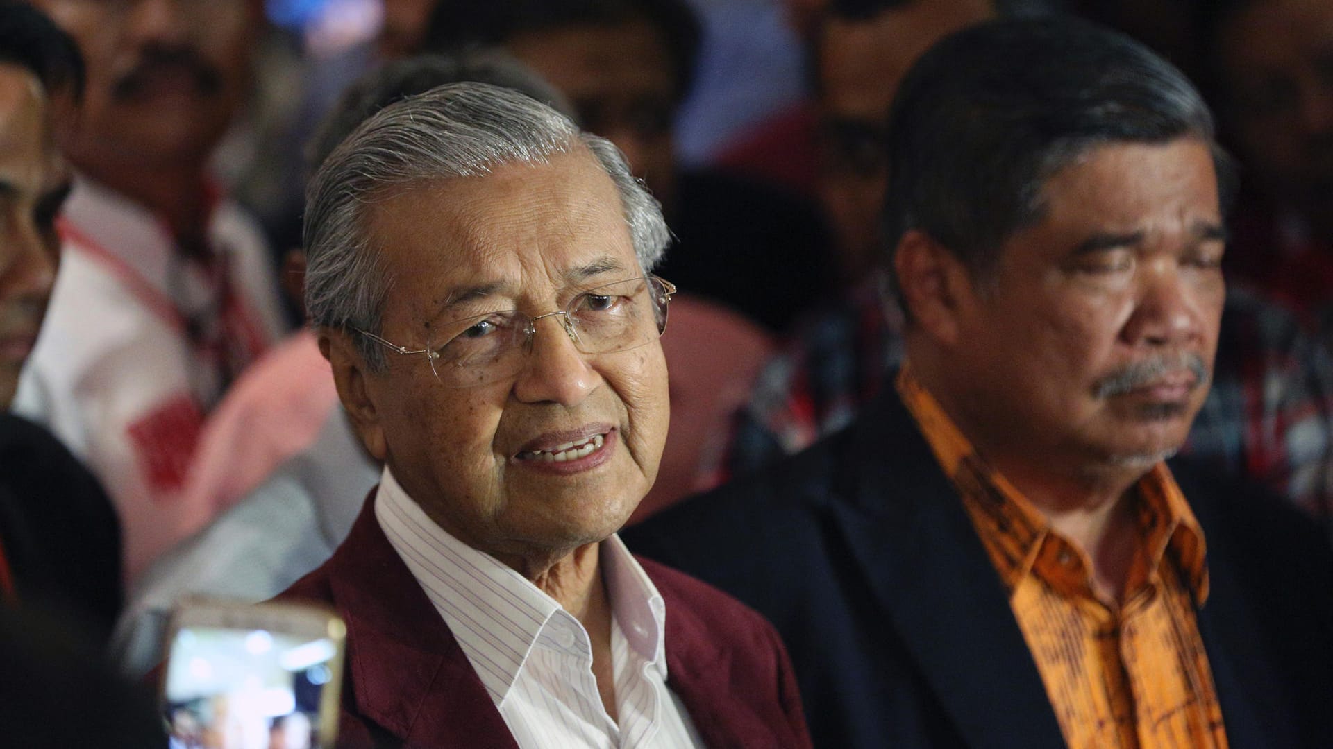 Mahathir Mohamad bei einer Pressekonferenz in Kuala Lumpur: Der frühere Regierungschef hat nun in Malaysia erneut eine Wahl gewonnen – im Alter von 92 Jahren. Mahathir Mohamad bei einer Pressekonferenz in Kuala Lumpur: Der frühere Regierungschef hat nun in Malaysia erneut eine Wahl gewonnen – im Alter von 92 Jahren.