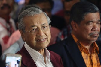 Mahathir Mohamad bei einer Pressekonferenz in Kuala Lumpur: Der frühere Regierungschef hat nun in Malaysia erneut eine Wahl gewonnen – im Alter von 92 Jahren.