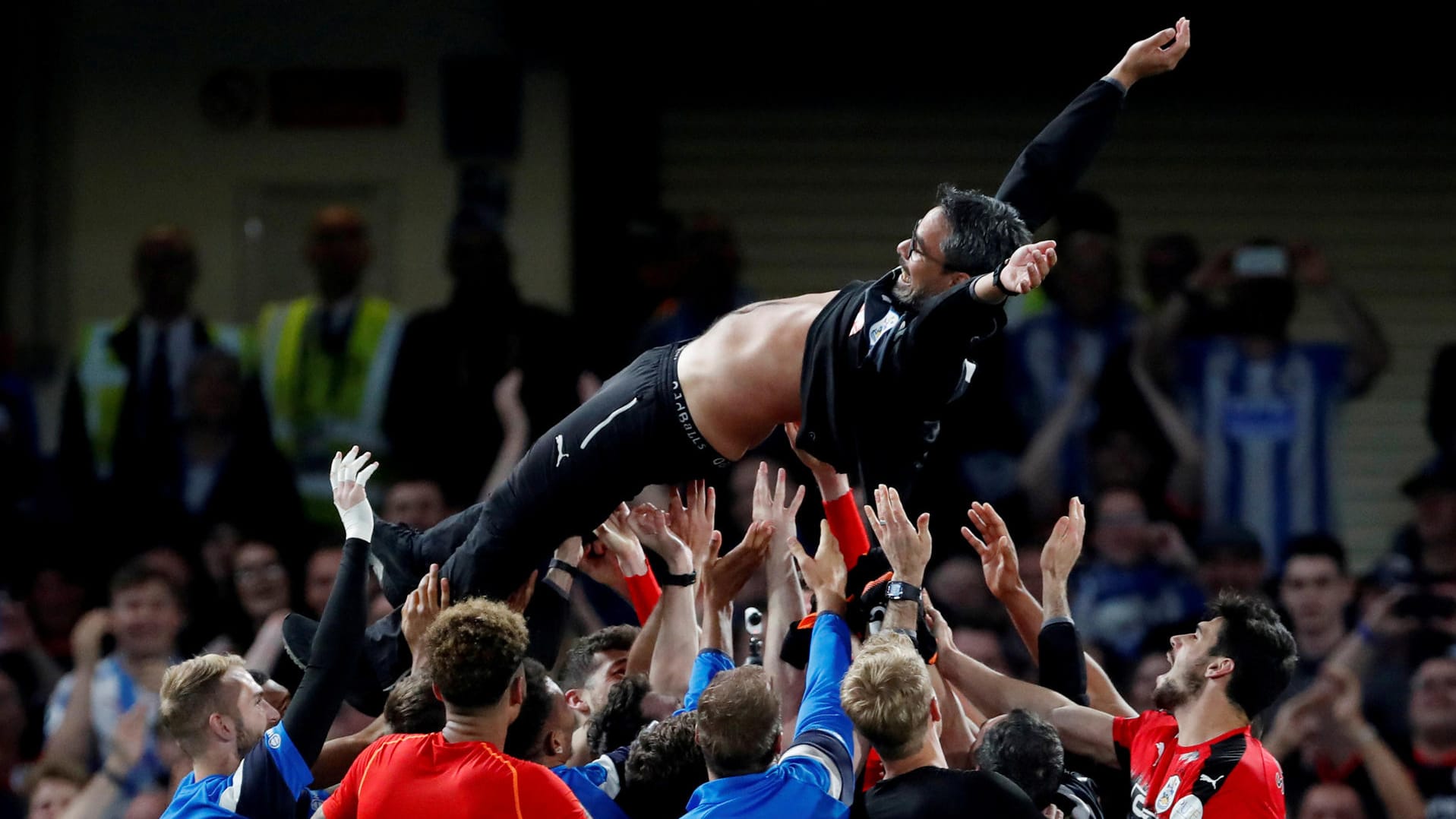 David Wagner im Glückrausch: Die Huddersfield-Spieler feierten ihren Coach nach dem Klassenerhalt ausgiebig.