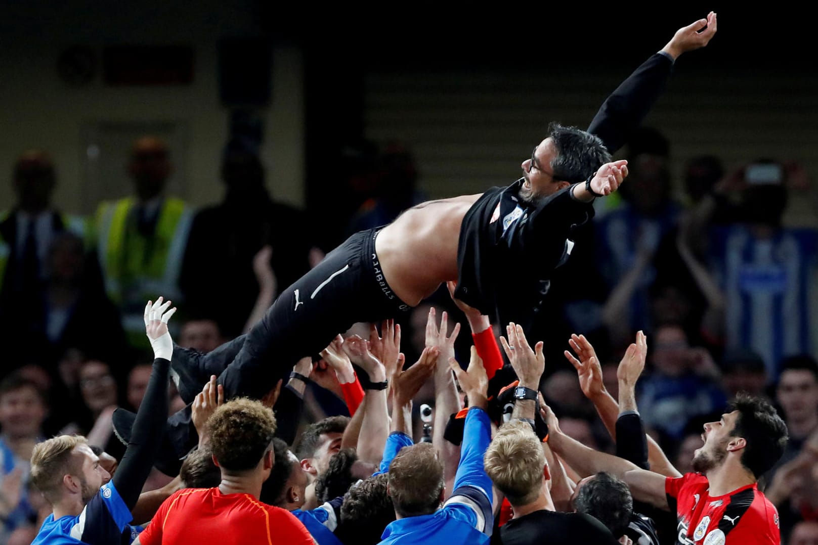 David Wagner im Glückrausch: Die Huddersfield-Spieler feierten ihren Coach nach dem Klassenerhalt ausgiebig.
