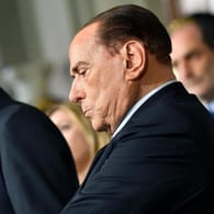 Matteo Salvini (l), Vorsitzender der Lega-Partei, spricht neben Silvio Berlusconi.
