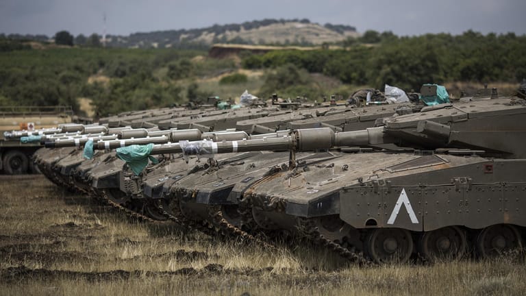 Golanhöhen: Israelische Merkava Kampfpanzer sind nahe der syrischen Grenze positioniert.