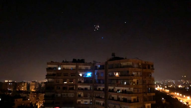Syrien: Flugabwehrraketen über Damaskus.