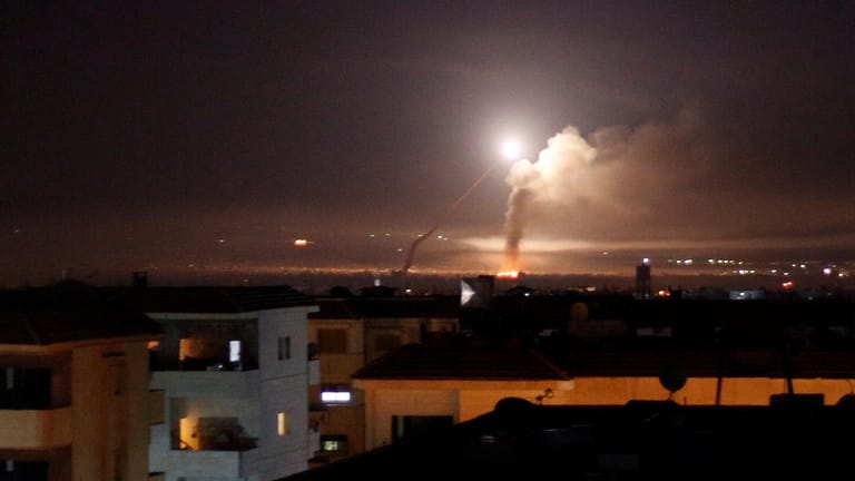 Eine Luftabwehrrakete über Damaskus: Israel hat offenbar mehrere iranische Ziele in Syrien angegriffen.