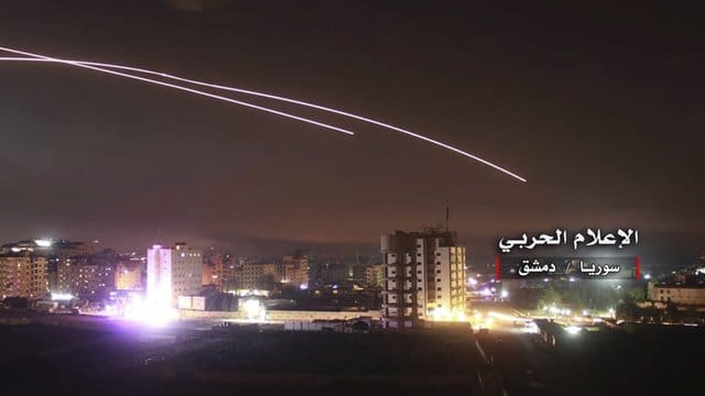 Die vom syrischen Verteidigungsministerium zur Verfügung gestellte Aufnahme zeigt syrische Luftabwehrraketen am Himmel über Damaskus.