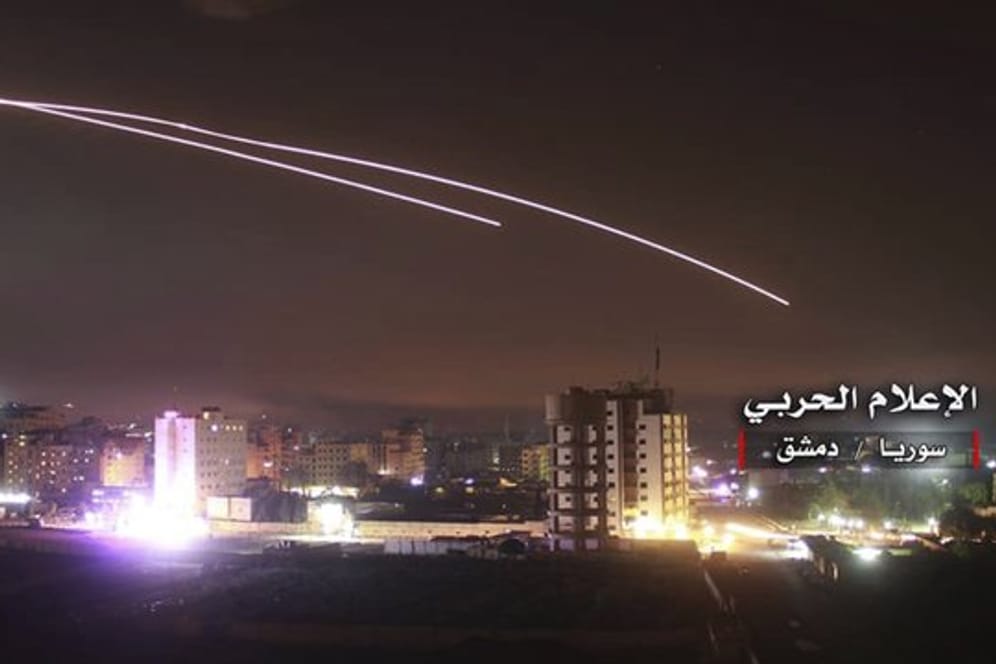 Die vom syrischen Verteidigungsministerium zur Verfügung gestellte Aufnahme zeigt syrische Luftabwehrraketen am Himmel über Damaskus.