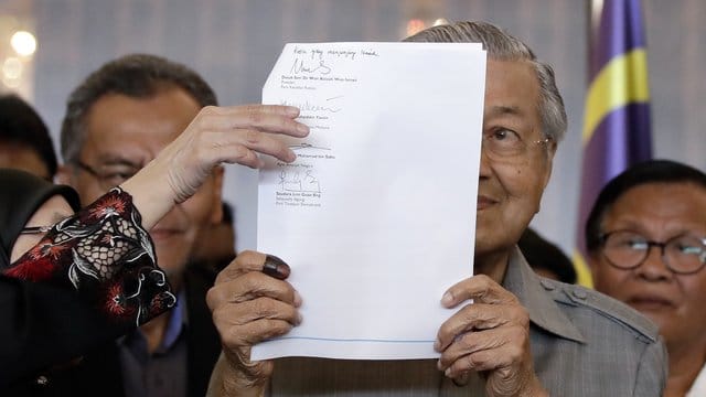 Mit 92 Jahren wird Mahathir nun ältester Regierungschef der Welt. Mit 92 Jahren wird Mahathir nun ältester Regierungschef der Welt.