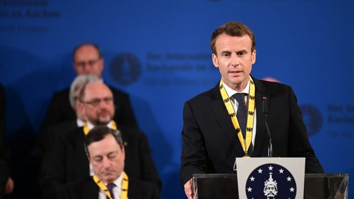 Der französische Staatspräsident Emmanuel Macron spricht nach der Verleihung des Karlspreises.