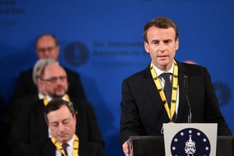 Der französische Staatspräsident Emmanuel Macron spricht nach der Verleihung des Karlspreises.